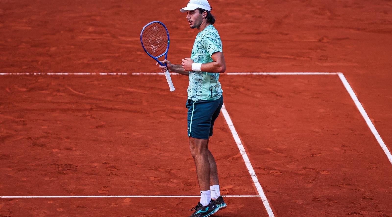 Faria elimina ex-top 3 Dimitrov e avança no qualifying de Roland Garros